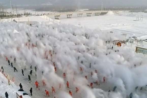 У Китаї тисяча людей перетворили окріп на сніг