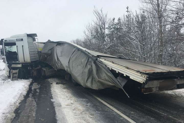 На Харківщині зіткнулися дві вантажівки, є загиблий
