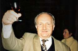  Вячеслав Чорновіл славить журналістів і авторів рухівської виборчої програми «Вперед на Схід!» на затишній зустрічі у донецькому готелі «Київ», березень 1998 року. 