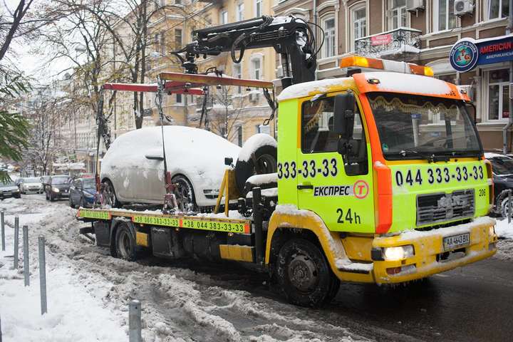 КМДА: авто, які заважатимуть прибиранню снігу в столиці, евакуюватимуть