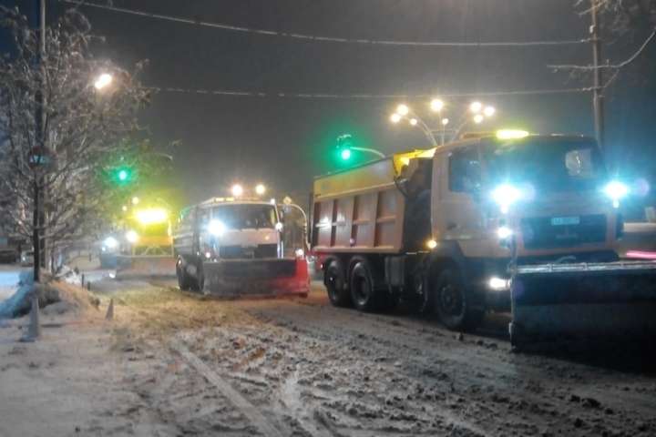 Снігопад у Києві: у дорожників була «гаряча» ніч (фото, відео)