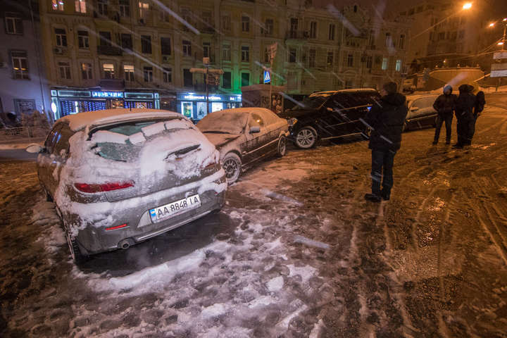 У центрі Києва через снігопад зіткнулися п'ять автівок (фото, відео)