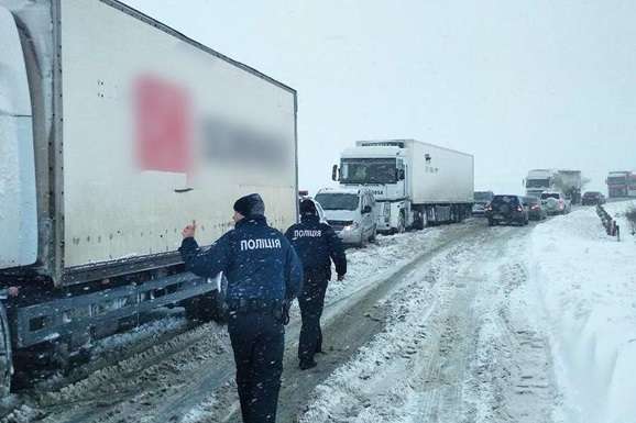 Рух на дорогах України ускладнено через сильні снігопади 