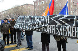 Учасники акції тримали в руках плакат «Російська армія, геть з країни»