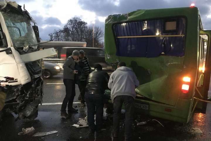 Під Києвом вантажівка протаранила маршрутку, шестеро постраждалих