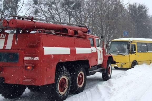 Половину автобусних рейсів із Полтави скасували через сильний снігопад 
