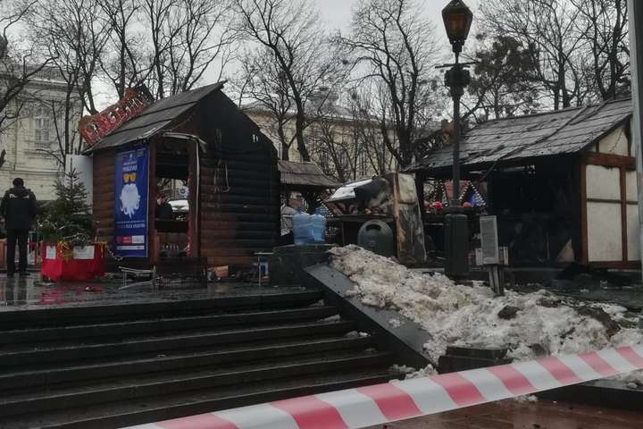 Різдвяний ярмарок у Львові повністю відновлює роботу після вибуху