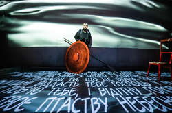 Бассейн с водой, баблы и библейская легенда: театр «Мизантроп» показал свою версию «Голиафа»