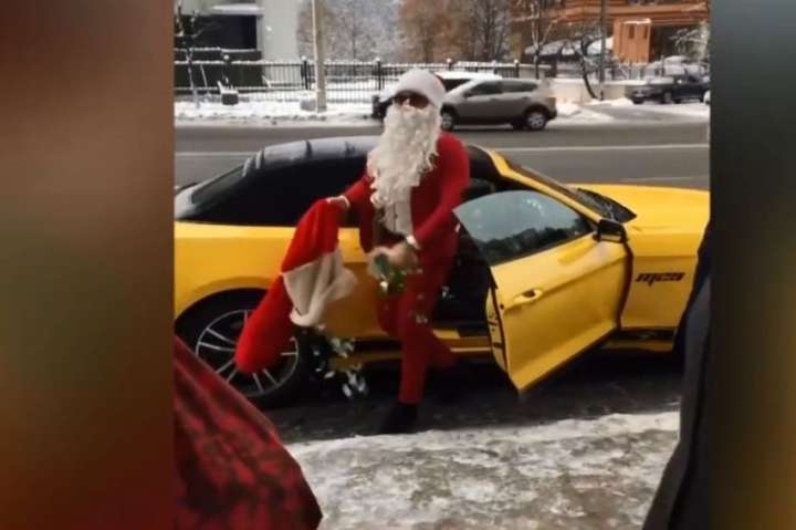 У Києві Санта-Клаус на кабріолеті пригощав перехожих цукерками 