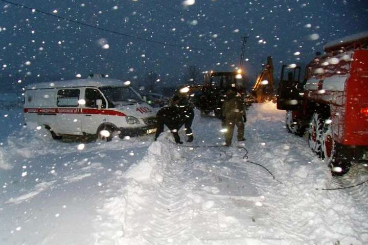 Рятувальники на Сумщині витягли зі снігового замету «швидку»