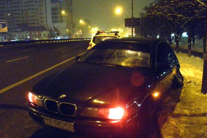 У Києві п’яна жінка викрала BMW і врізалася у стовп (фото)