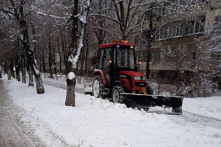 У вівторок Київ від снігу розчищали майже 400 одиниць спецтехніки 