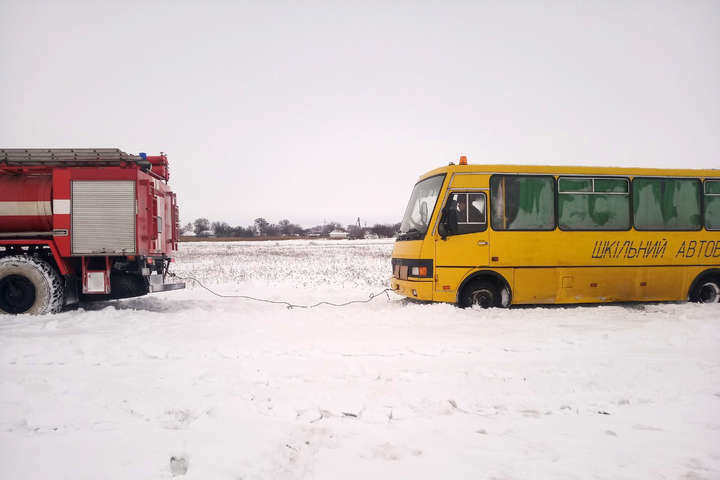 На Київщині у сніговому полоні опинилися шкільний автобус, «швидка» і 18 автівок (фото, відео)