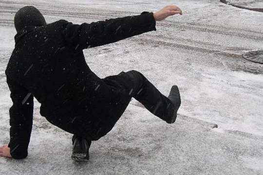 Найчастіше при падінні люди отримують травми нижніх та верхніх кінцівок - З початку зими у Києві через ожеледицю травмувалися майже 3 тис. людей