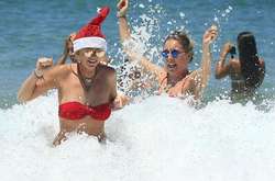 Бікіні та сніговики з піску. Як австралійці відзначали Різдво на пляжах