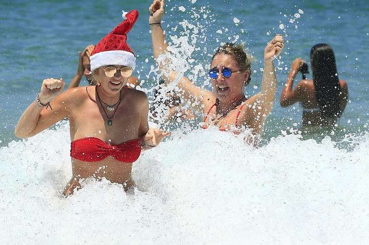 Бикини и снеговики из песка. Как австралийцы отметили Рождество на пляжах