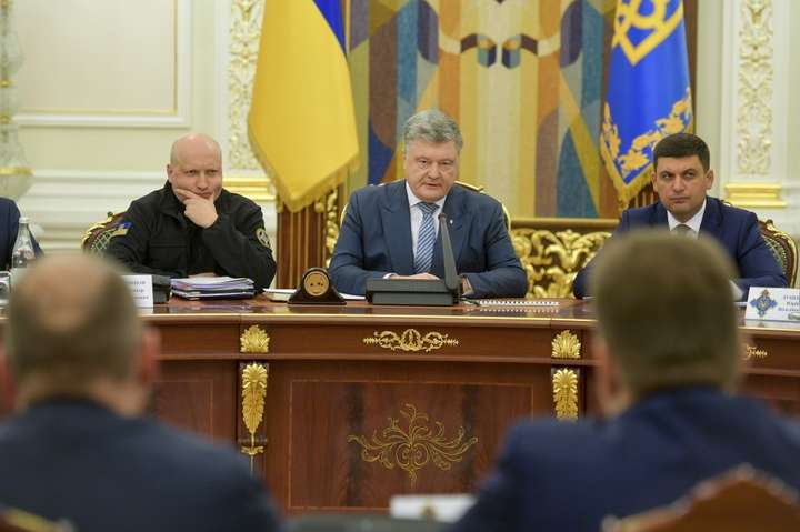 <p>Президент Петро Порошенко сьогодні на засіданні РНБО 26 грудня заявив про завершення дії воєнного стану в 10 областях України</p> - Стрес-тест для України. Як ми пережили 30 днів воєнного стану