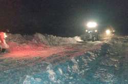  На Полтавщині поліція спільно з Держслужбою з надзвичайних ситуацій та Нацгвардією продовжує «визволяти» громадянам зі снігових заметів 
  