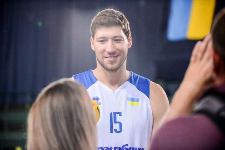 Центровий збірної України з баскетболу Кравцов продовжить виступати у чемпіонаті Іспанії