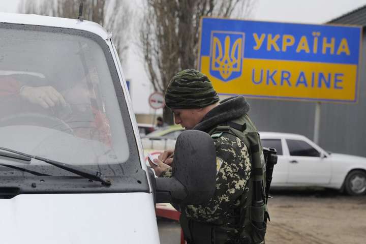 Україна продовжила заборону на в'їзд чоловіків з Росії