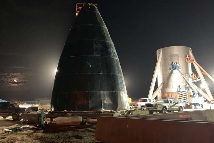 Маск показав хід будівництва нового зорельота SpaceX