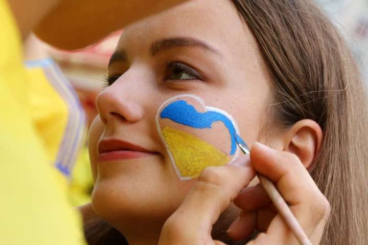 Майже 70% опитаних українців пишаються своїм громадянством