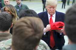 Дональд і Меланія Трамп у ФРН зустрілися з американськими солдатами