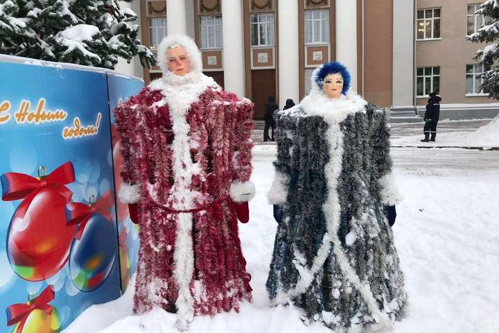 У Самарській області Росії встановили Діда Мороза, якого бояться діти (фото)