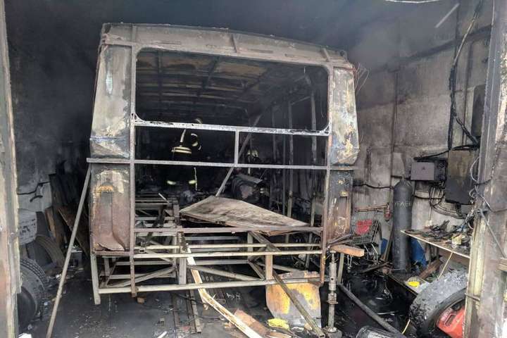 У Києві згорів автобус (фото)