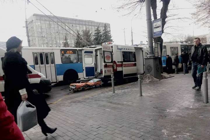 У центрі Вінниці у тролейбуса вибухнуло колесо. Трьох пасажирів доставили до лікарні