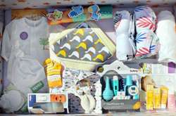  У «пакунок малюка» входять підгузки, пелюшки, присипки для малюків та решта речей, необхідних при народженні дитини 