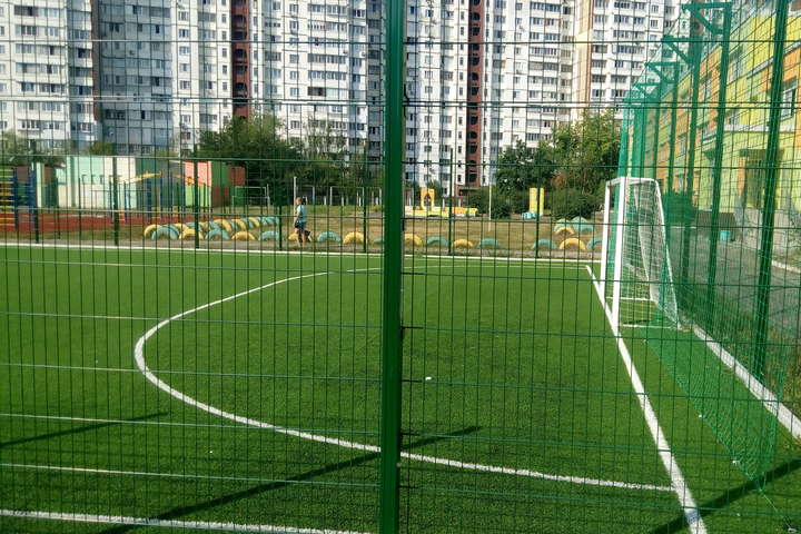 У дев’яти районах Києва облаштують 32 футбольних поля зі штучним покриттям