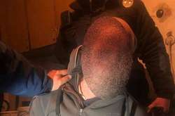 Поліція затримала зловмисника, який в шкільній їдальні ножем поранив батька одного з учнів