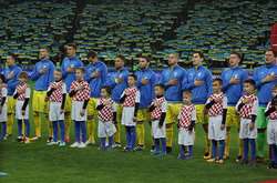 Футболісти співають гімн перед матчем на НСК «Олімпійський»