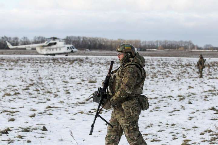 За добу на Донбасі зафіксовано вісім ворожих обстрілів, поранено військового
