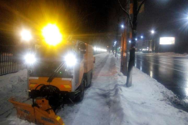У Києві знову сніжить: дорожники працюють з 4-ї ранку (фото)