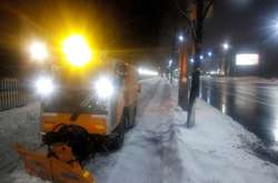 Дорожні служби очищують тротуари і дороги від снігу