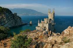 Росія відгородила анексований Крим від материкової України парканом