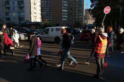 Батьки учнів ліцею «Інтелект» і школи №334 у Дарницькому районі Києва самі регулюють рух машин вранці задля безпеки дітей