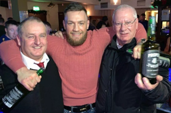 МакГрегор оплатив випивку відвідувачів бару Black Forge Inn, а також привіз туди свій віскі Proper 12