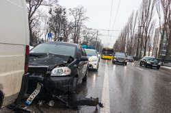 Chevrolet протаранив дві автівки