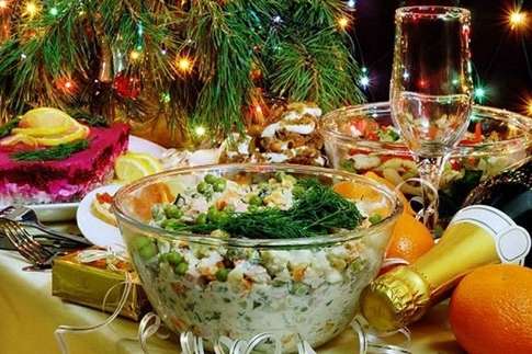 Українці назвали суму, яку готові витратили на новорічний стіл