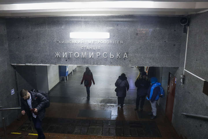 На станції метро «Житомирська» помер чоловік