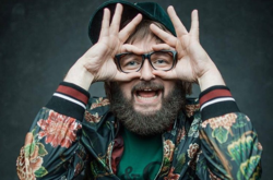 В Киеве неизвестные побили Дзидзьо. Певец назвал имя одного из нападавших