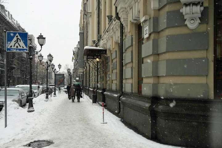 Інспектори змусили керівництво готелю у центрі Києва прибрати сніг та лід
