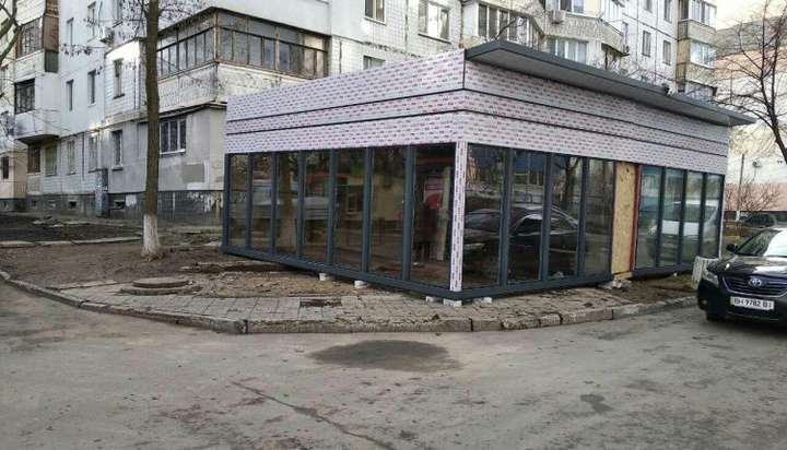 У селищі Котовського люди перекриють дорогу через МАФ під вікнами (фото)