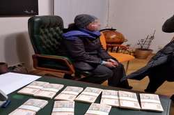 Правоохоронці затримали хабарника під час отримання всієї суми, яку він вимагав