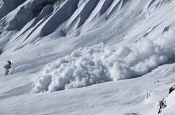 Наразі відомо, що шестеро людей вижили та двоє загинули внаслідок сходу лавини