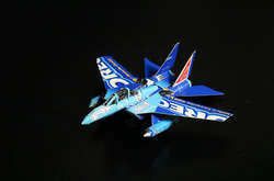 Студент делает удивительно детализованные скульптуры из упаковок шоколада