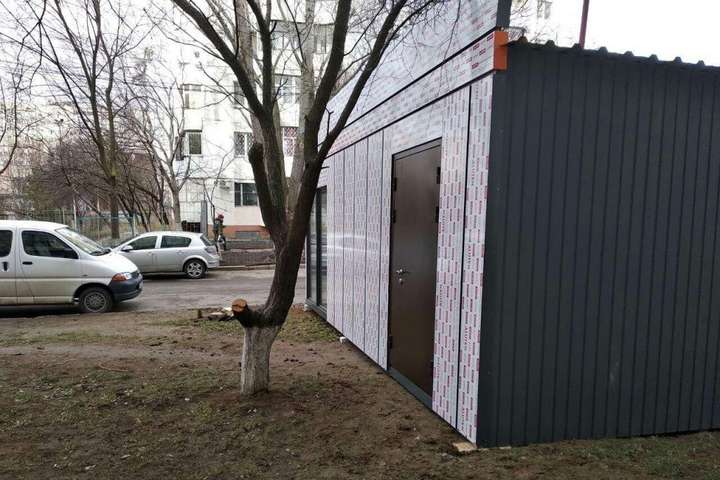 В Одесі знесли МАФ, який загадково уночі з'явився впритул житлового будинку